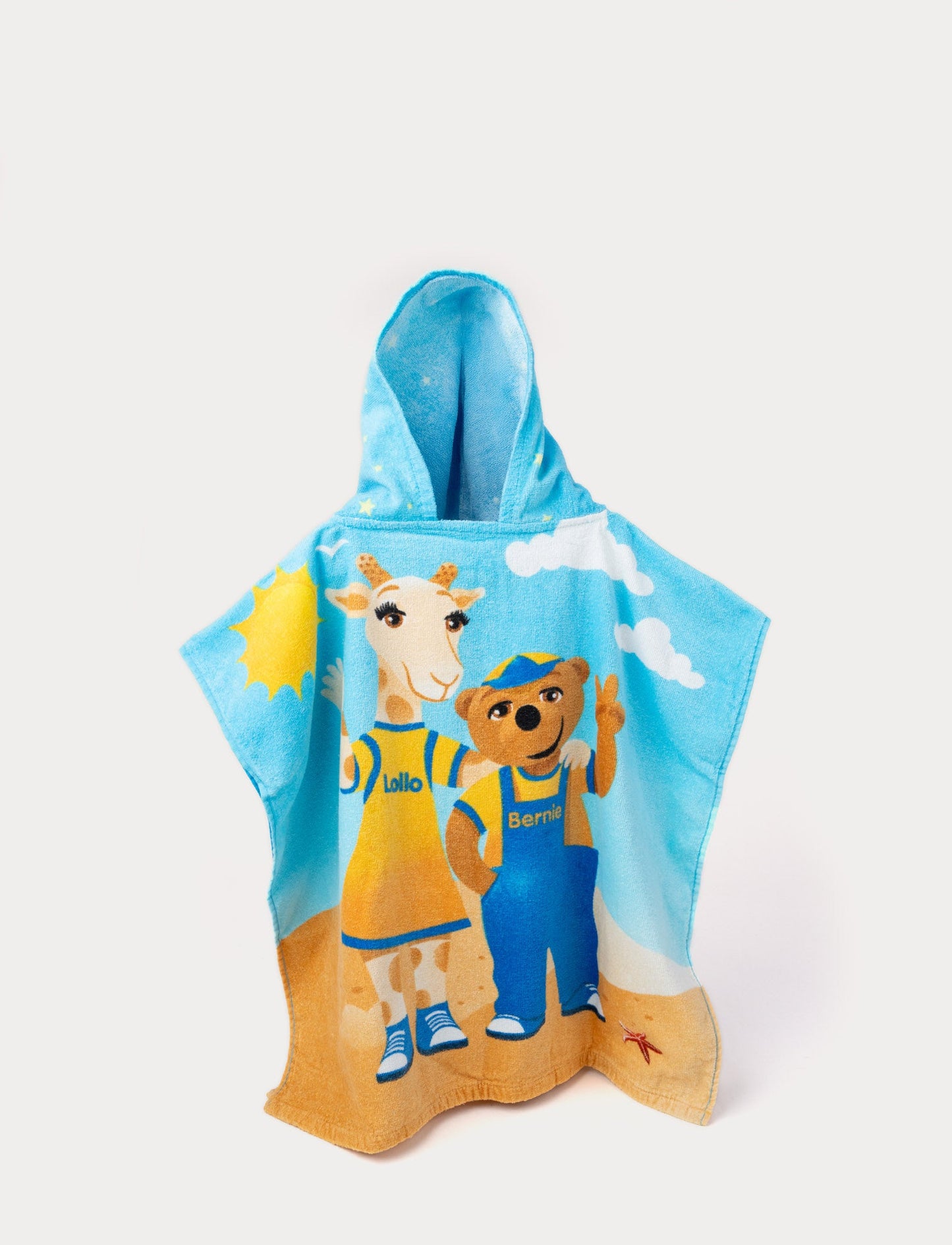 The image shows a Lollo & Bernie bath poncho with a sunny beach scene, featuring Lollo the giraffe and Bernie the bear in summer outfits.