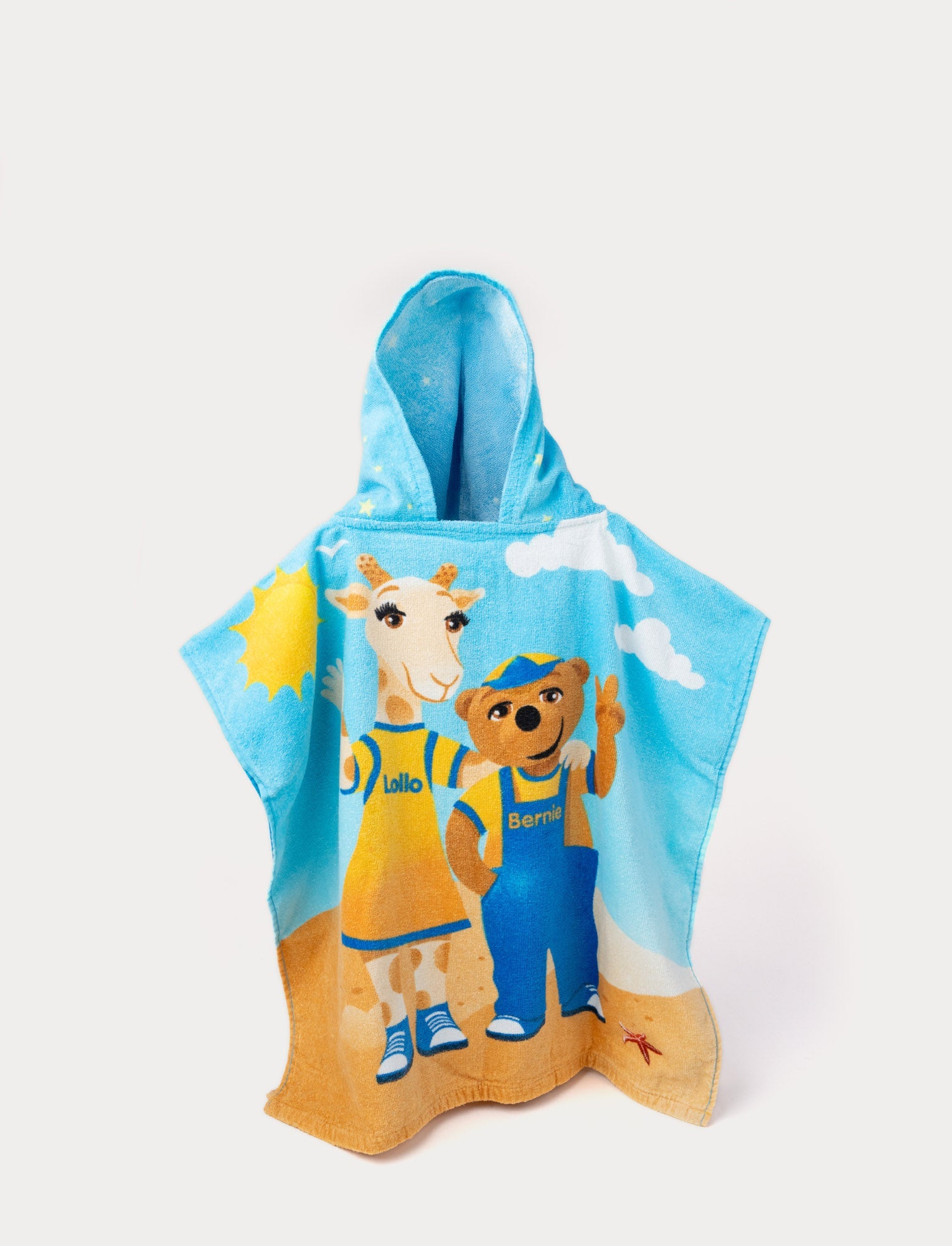  Image of The image shows a Lollo & Bernie bath poncho with a sunny beach scene, featuring Lollo the giraffe and Bernie the bear in summer outfits.
