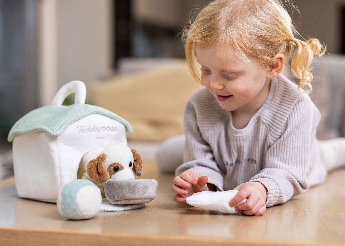  Image of files/4217_GirlPlayDogHouse2_LOW-hero_7fcc8939-fcbf-4d2b-9d95-813674bb8f2a.png