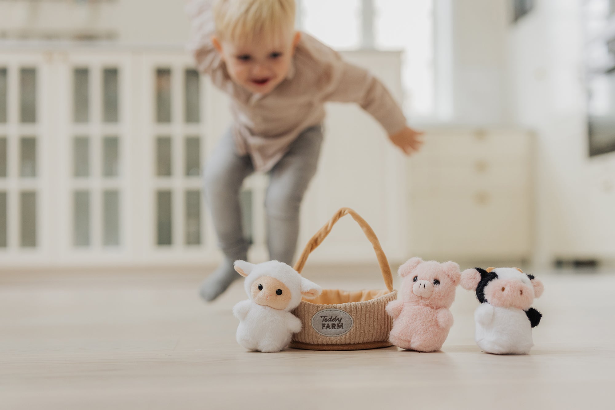  Image of files/4385_TeddyFarmBasket_Boy_LOW.jpg