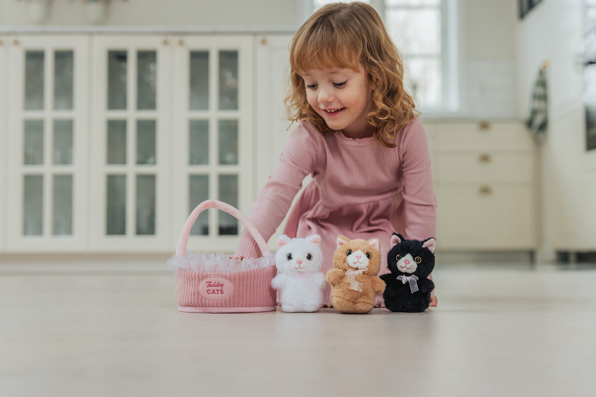  Image of files/4386_TeddyCats_PlayingFloor_Girl_LOW_371a5be6-94d7-4260-a27f-9b5da34f890b.jpg