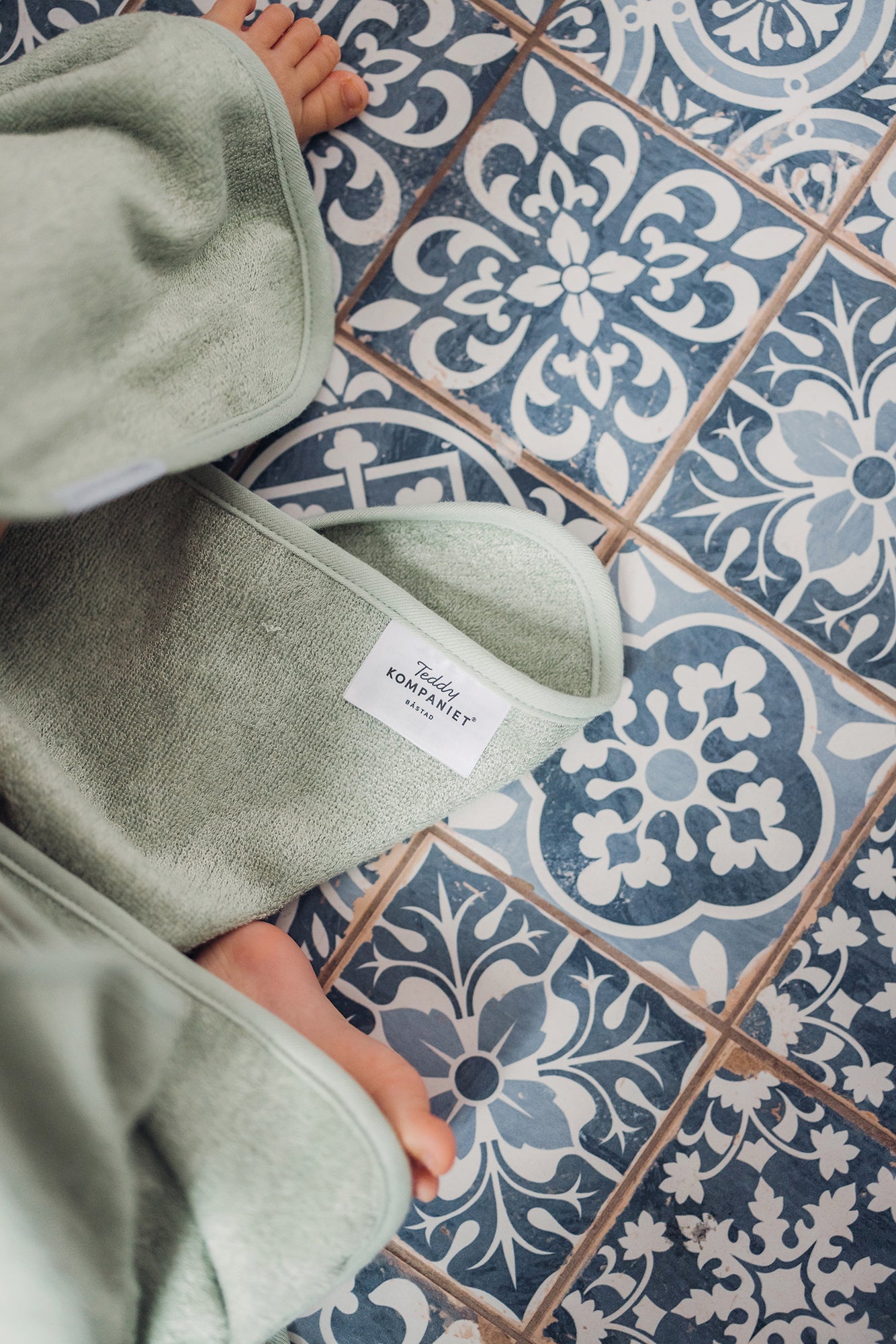  Image of files/4391_PonchoTeddyGreen_Feet_LOW_0cd95b2b-725f-49c5-80b6-525306cb81fd.jpg