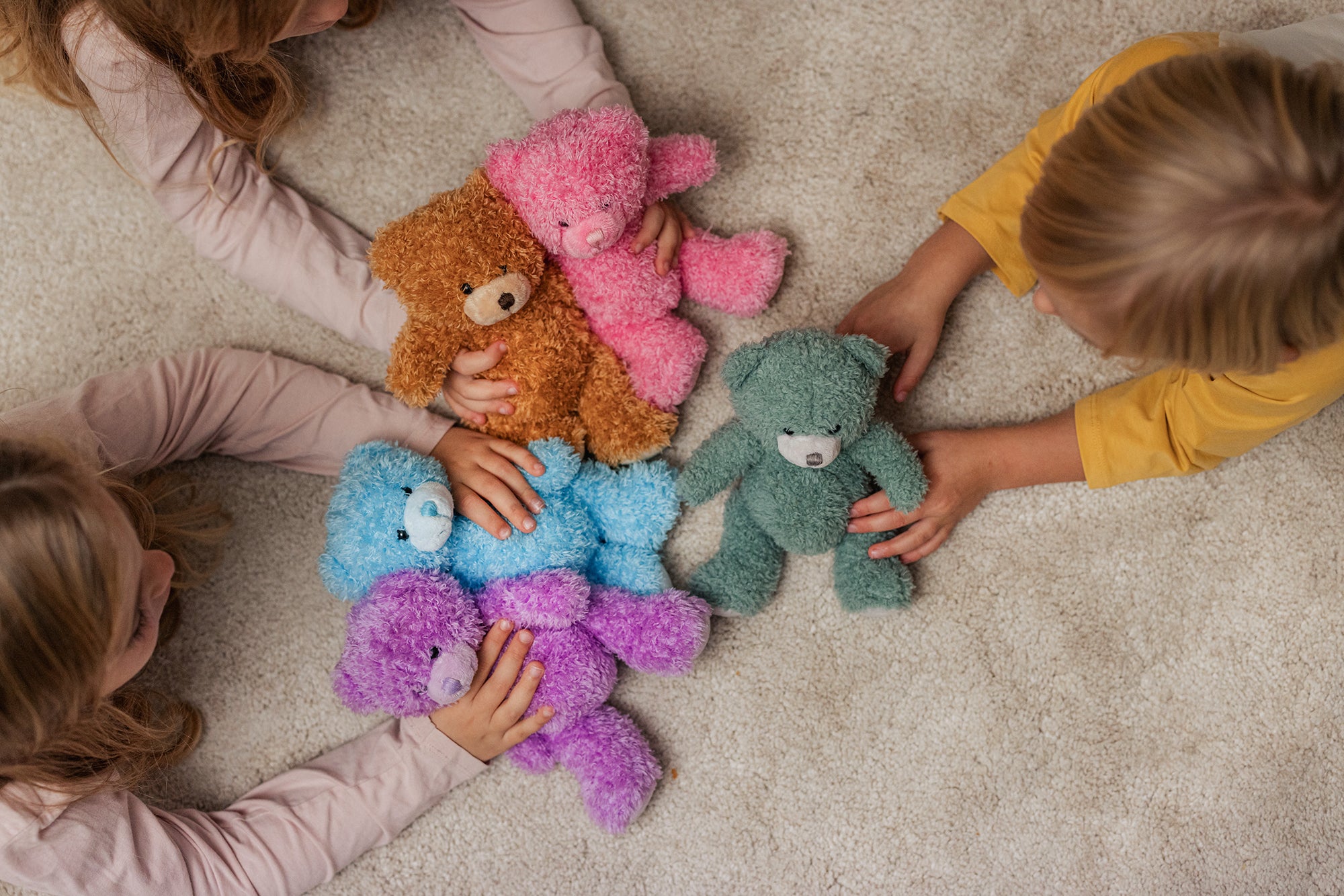  Image of files/4393_4400_AllColorCubs_Hands_LOW.jpg